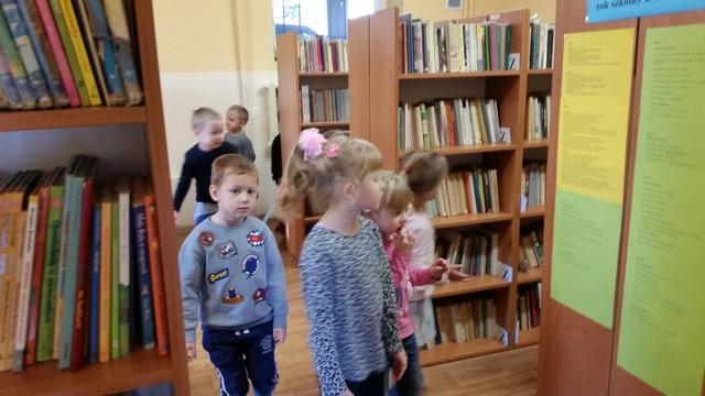 „Maluchy” z wizytą w bibliotece