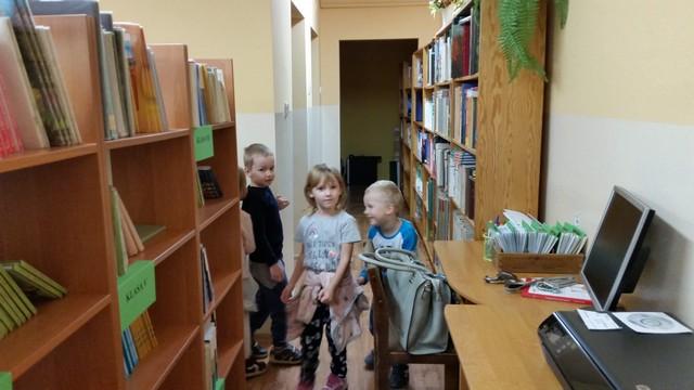 „Maluchy” z wizytą w bibliotece
